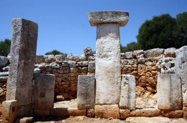 Taulas de Menorca.  Sitio arqueológico de la torre en Gaumés.  El sitio también incluye una casa circular, que se cree pertenecen a una figura importante.