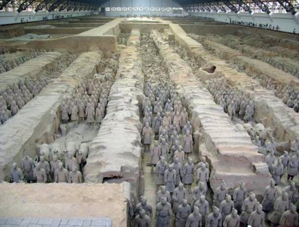 Guerreros de terracota y los caballos, es una colección de esculturas que representan los ejércitos de Qin Shi Huang, el primer emperador de China.  Xi'an, China.