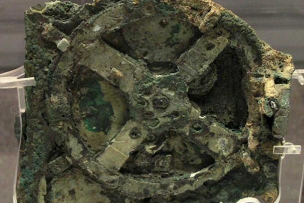 El mecanismo de Antikythera es un dispositivo mecánico 2000-year-old usado para calcular las posiciones del sol, de la luna, de planetas, e incluso de las fechas de los Juegos Olímpicos antiguos.