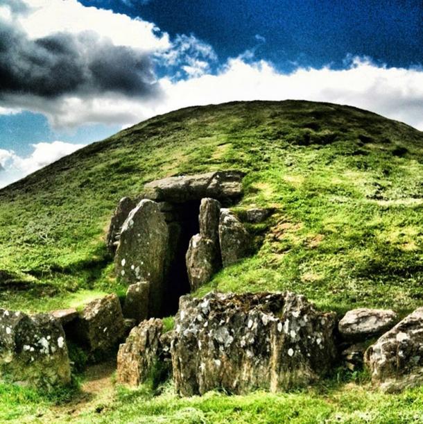 El monumento neolítico y cámara funeraria, Bryn Celli Ddu en Gales.