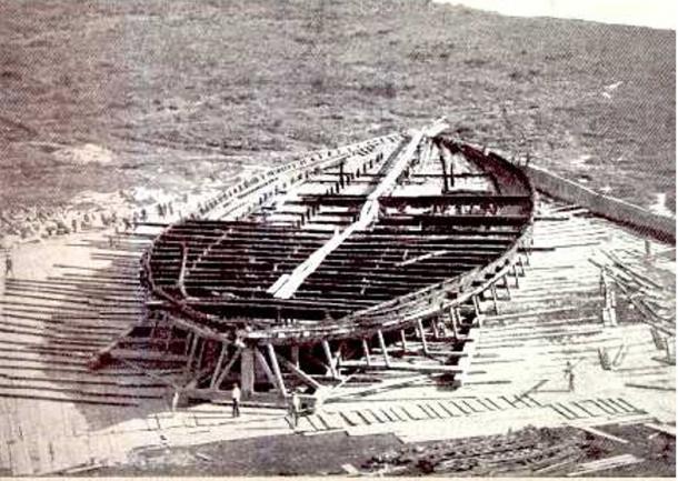 Los restos del casco de uno de los dos barcos recuperados del lago Nemi. Los trabajadores en el primer plano dan una indicación de la escala.