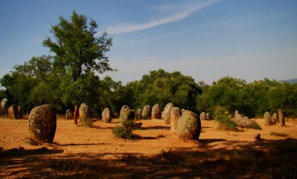 El círculo de piedra de Almendres Cromlech, Portugal