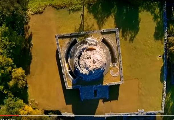 This aerial photo of the observatory shows the curved slots which supported an East/West facing articulating façade. (Screenshot from Fly Riviera Maya, Youtube.com)