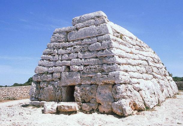 Tumba de Es Tudons, monumento de los pueblos talaióticos de Menorca.