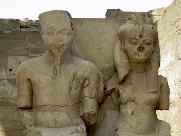 Las estatuas de Tutankamón y Ankhesenamun en el templo de Luxor. 