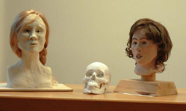 Two 3D face reconstructions of Moora: left by Kerstin Kreutz; right by Sabine Ohlrogge, based on the reconstructed skull in the middle.
