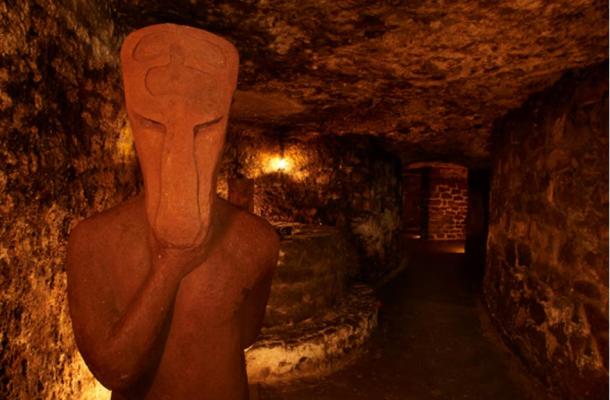 Misteriosos laberintos de Buda...Enigmaticas cuevas bajo palacio y inexplicablemente la policia evacua ...  Two-Face-Shaman
