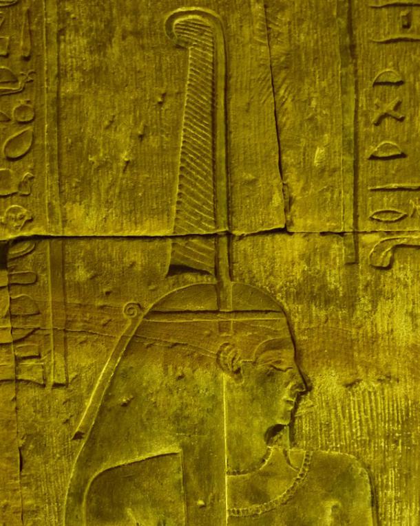Alivio del Muro de Maat en la parte de arriba del este del templo de Edfu, Egipto.  La pluma de avestruz se puede ver en la parte superior de su cabeza.