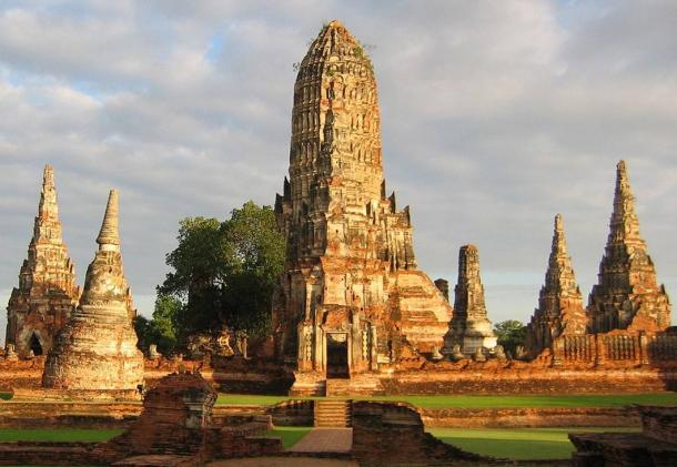 Wat Chaiwatthanaram, el templo budista en el parque histórico de Ayutthaya.  Prangs altas son visibles en la luz del atardecer.