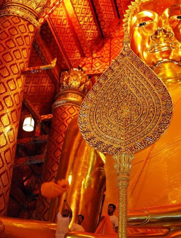 Wat Phanan Choeng, desde 1324 CE, alberga un inmenso Buda sentado dorada.  Longitudes anaranjados plegables de tela son lanzados desde el suelo a las personas que están de pie en el regazo de Buda.  Las túnicas son entonces desplegado y han ido extendiendo desde arriba sobre los adoradores de abajo como una forma de bendición