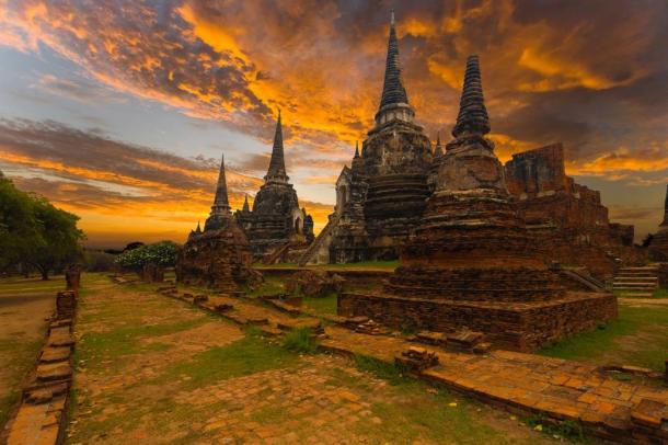 Una hermosa puesta de sol detrÃ¡s del templo Wat Phra Si Sanphet en las antiguas ruinas de Ayutthaya. 