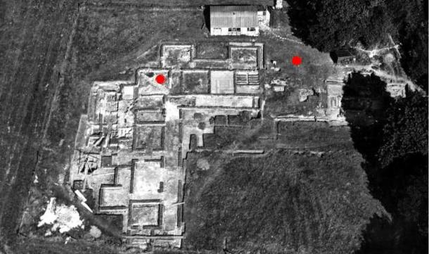 Una vista aérea de excavaciones villa Rockbourne romanos en la década de 1960 que muestra los dos entierros 