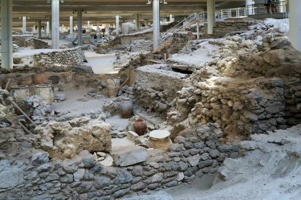 O sítio arqueológico de Akrotiri. 