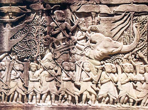 Bajo relieve la talla de la galería oriental muestra un ejército Khmer en la marcha.