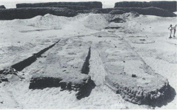 La excavación de algunos de los barcos.  Abydos, Egipto.