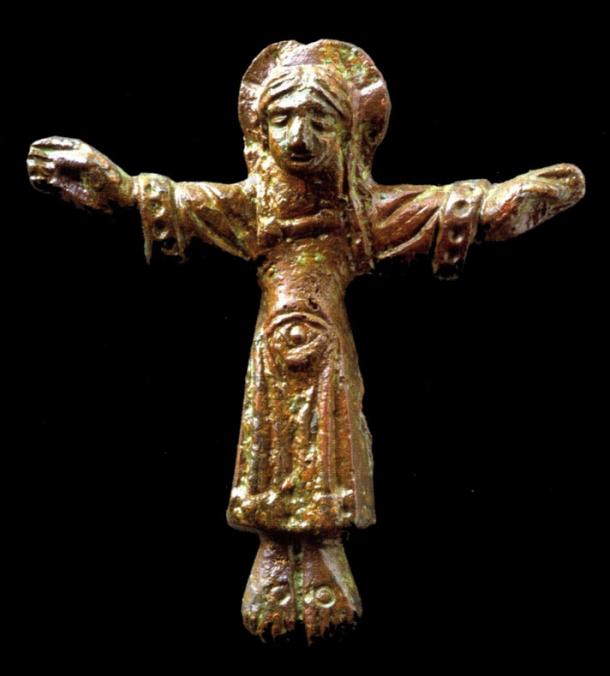 Una cruz de bronce de aproximadamente 1000 dC fue excavado desde el cementerio que rodea la iglesia de la Virgen María en. 