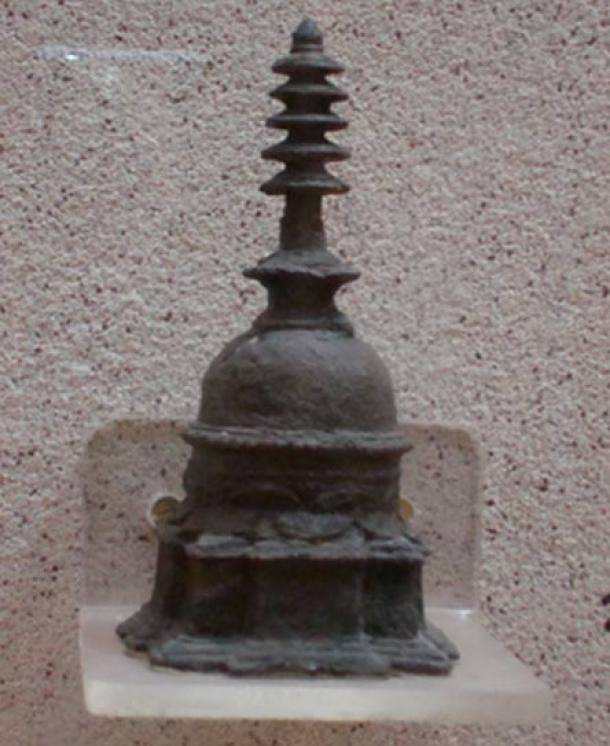 vista eneral de la gradas de bronce y pasos estupa muestra en Lallitgiri Museo, Odisha 