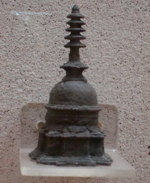 vista eneral de la gradas de bronce y pasos estupa muestra en Lallitgiri Museo, Odisha