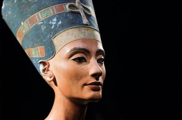 El busto de Nefertiti icónica, descubierta por Ludwig Borchardt, es parte de la colección Ägyptisches Museo de Berlín, actualmente en exhibición en el Museo Altes