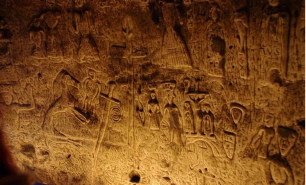 Símbolos y esculturas enigmáticas en Royston cueva en Inglaterra confunden expertos