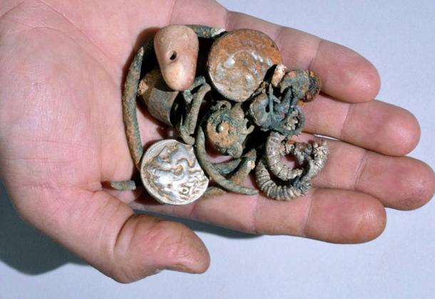 Explorers find Hidden Treasure in Cave – Coins and Jewelry Dating to Alexander the Great Coins-rings-bracelets