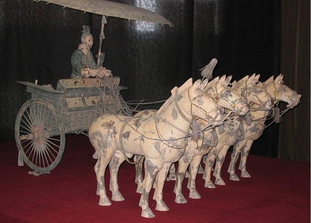 Un carro de bronce completa con cuatro caballos construidos para el primer emperador de China.  Los arqueólogos esperan para desenterrar 89 carros en la nueva excavación del entierro Pit 2.