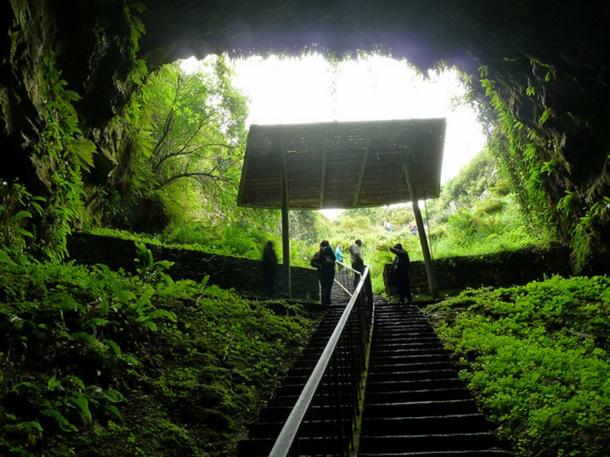 Mirando hacia fuera de la cueva oscura Dunmore, Irlanda. 