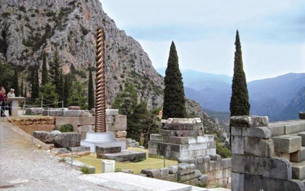 Una reconstrucción digital de la columna de la serpiente.  Sólo la base de piedra se mantiene en Delphi, y la reproducción se sentará encima de ella.
