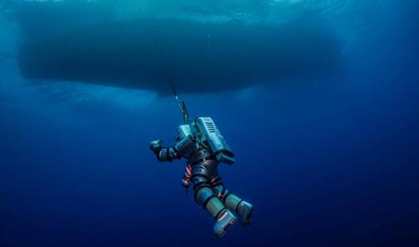 WHOI Buceo Oficial de Seguridad Edward O'Brien "paseos espaciales" en la Exosuit, suspendidas desde el buque THETIS Armada griega durante el 2014 Volver al proyecto de Anticitera.