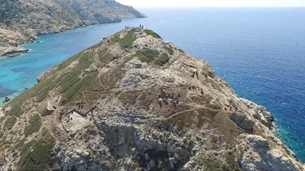 Dhaskalio promontory (Keros Island, Greece) shows evidence of extensive earth and metal works to sculpt its natural pyramid shape.