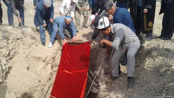 The mummy was reburied on October 14 by a group of men in the village of Kara-Bulak in southern Bishkek Province, where it was discovered in 1956.