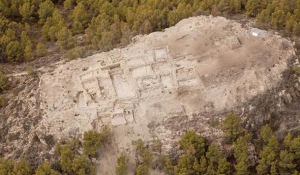 Bronze Age palace and huge trove of grave goods in Spain