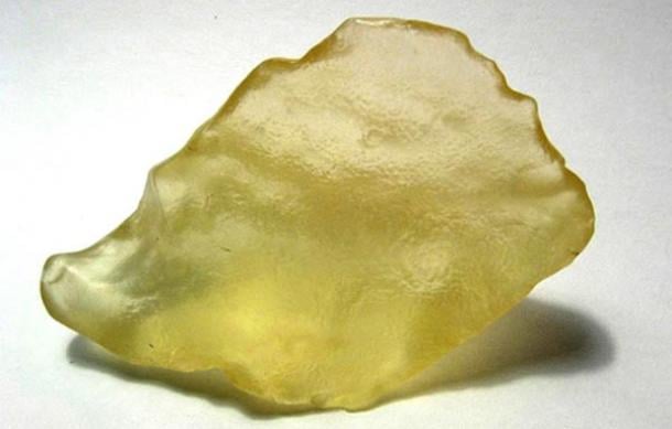 Desert Glass quizás formado por bombas atómicas antiguas