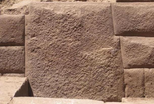 Trece piedra angular descubrió en la antigua pared Inca