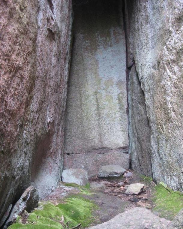 Mysterious Labyrinth and Ritual Caves: Archaeologists dig up the Stone Age Past on Swedish Island Fireplace-massive-hole