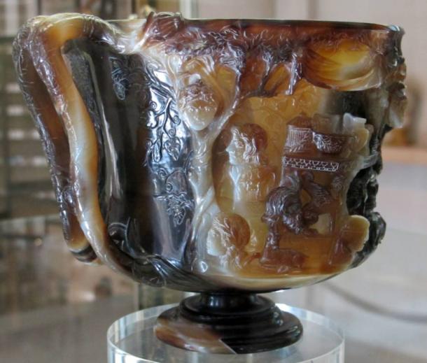 Una vista oblicua de la parte delantera de la Copa de los Ptolomeos.