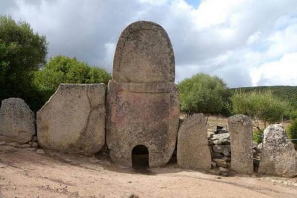 Ejemplo de "tumba gigantes". La puerta de la estela central fue cree que es la barrera entre el mundo físico y el más allá