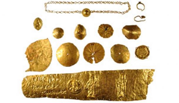 Naukratis remained important under the Romans. Here is Roman gold jewelery from Naukratis, including a large gold diadem inscribed with the name of Tiberius Claudius Artemidorus.