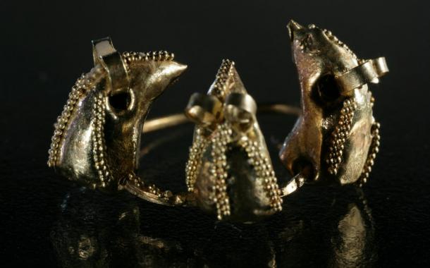 Este pendiente de oro decorado con cabezas de ratón fue excavado desde la Iglesia del cementerio Virgen María en la década de 1950. 