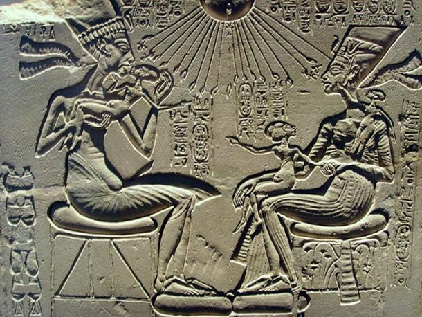 Una "casa de altar" que representa Akenatón, Nefertiti y tres de sus hijas;  caliza;  Nuevo Reino, período de Amarna, 18 de dinastía;  do.  1350 aC - Colección: Ägyptisches Museum Berlín, Inv.  14145.