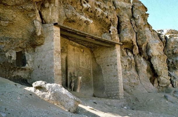 A stele under a lintel at Amarna