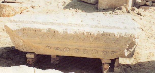 El dintel de la cámara de entierro de la tumba que muestra las rosetas de ocho pétalos, un símbolo de la realeza macedonia.