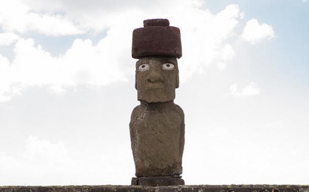 Una estatua moai en la isla de Pascua que lleva un Pukao