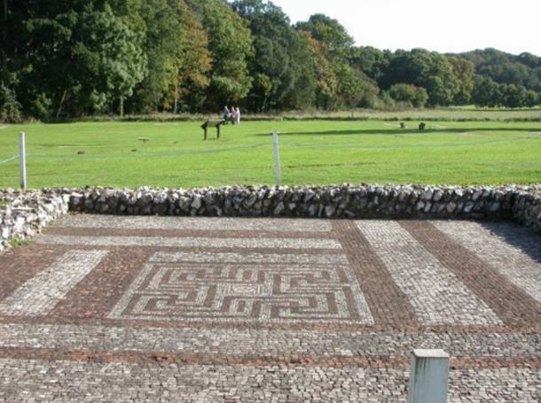 El piso de mosaico de un diseño de la esvástica como en el comedor del Rockbourne villa