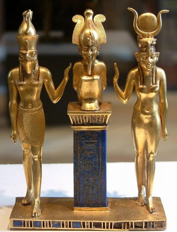 Osiris en un pilar de lapislázuli en el centro, flanqueado por Horus de la izquierda e Isis a la derecha.