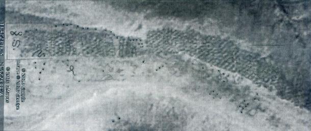 Pacientemente sobreimpresión la fotografía satelital, el arqueólogo William J. Veall fue capaz de hacer que el avance histórico que según él ayudó a resolver el misterio de la infame "Band of Holes" de Perú. 