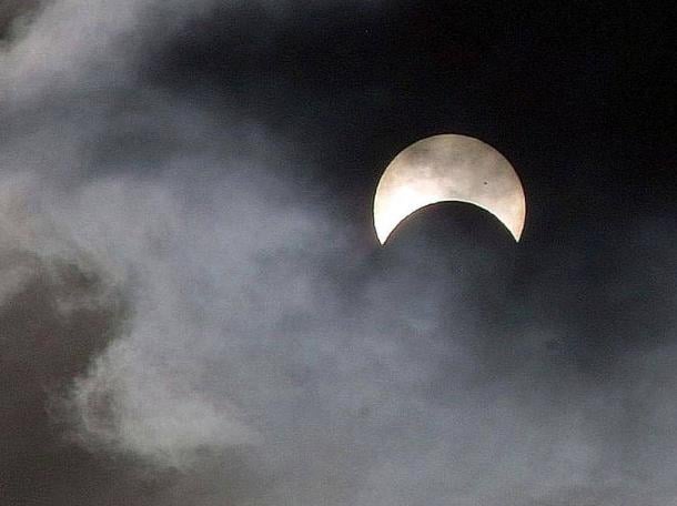 A visão fantasmagórica de um eclipse parcial do sol