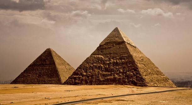Majestuosas pirámides llegar a grandes alturas en Egipto.