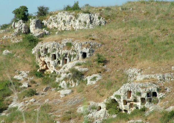 Las tumbas excavadas en la roca de Pantalica, Sicilia