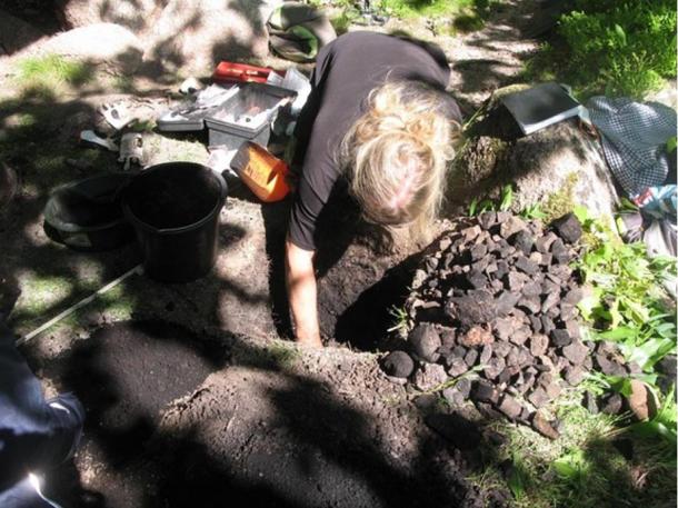 Los investigadores excavaron el refugio de piedra, el descubrimiento de huesos de animales.